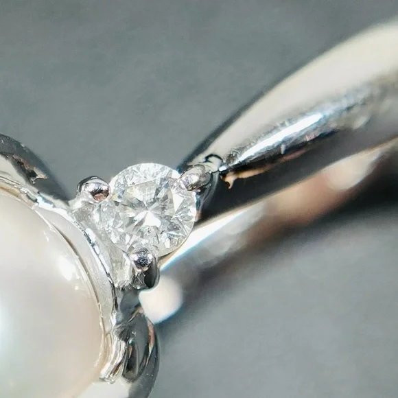 Ladies Platinum Diamond Pearl Ring size 6